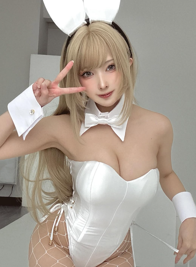 alt="cosplayer trending"