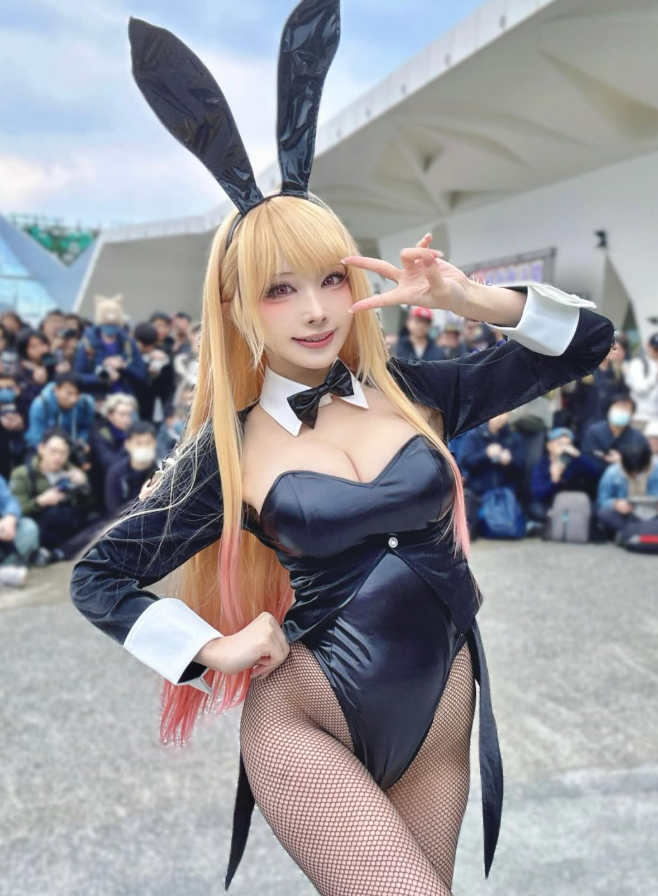 alt=cosplayer trending"