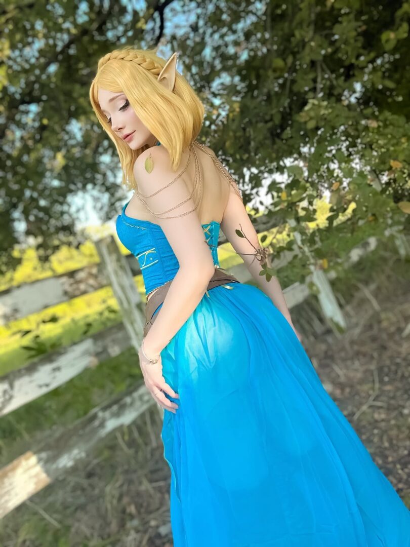 alt="Princess Zelda forest cosplay"