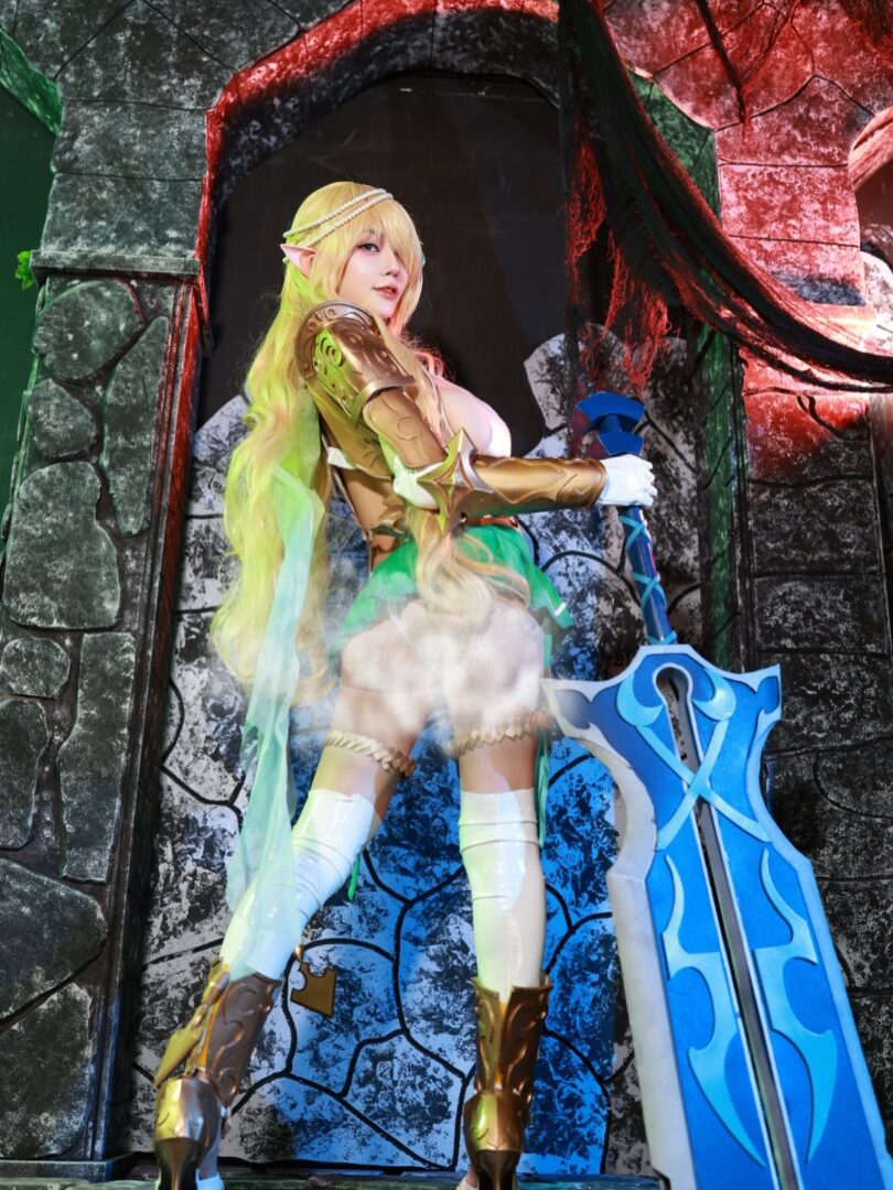 alt="fantasy elf warrior cosplay"