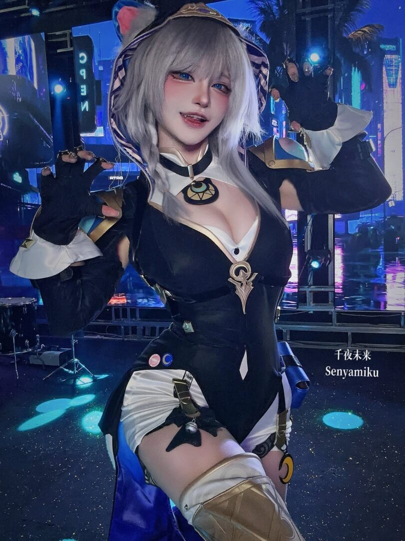 alt="top female cosplayer"