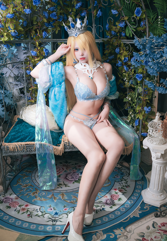 Sora’s Enchanting Ice Queen Cosplay Review