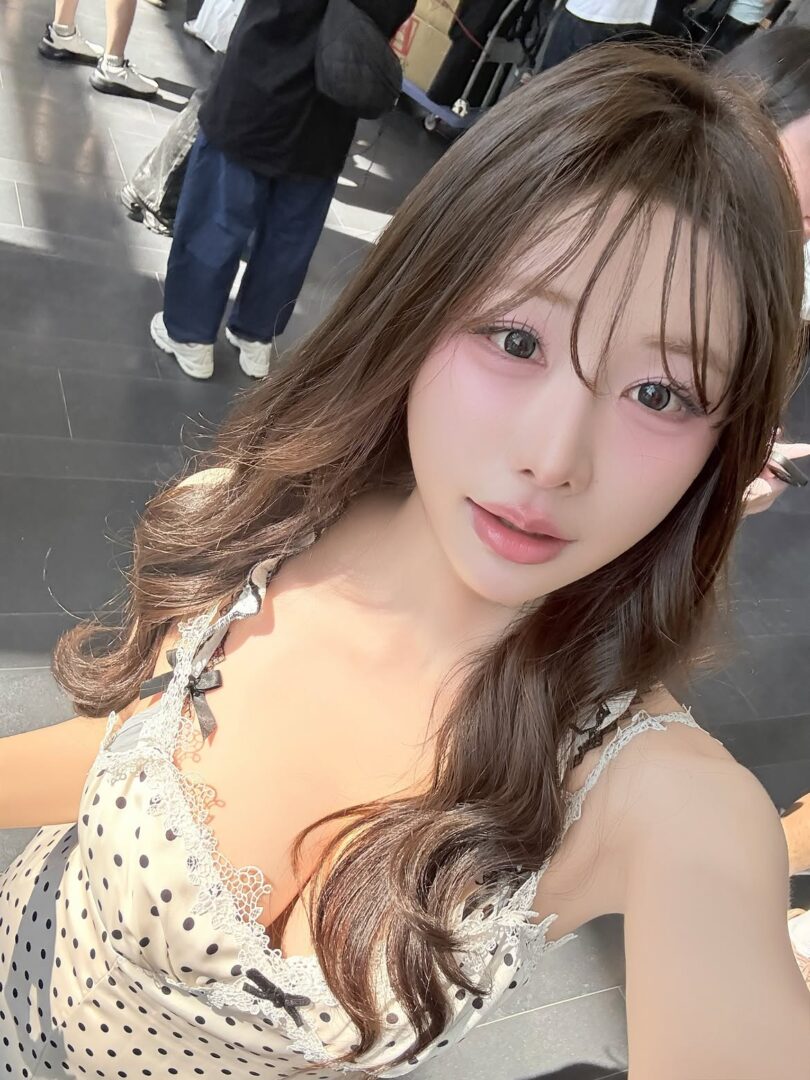 초근접超近距離 👀🎀💖인터랙션 중간에 몰래 모찌 먹기互動到一半偷偷吃麻糬 🤫🍡맛있엉 好好吃喔 ⸜( ᵒ̴̶̷͈ᗜᵒ̴̶̷͈ )⸝내 차례야換我了嗎？🥺밍언니가 밀고있는 자연 (6)
