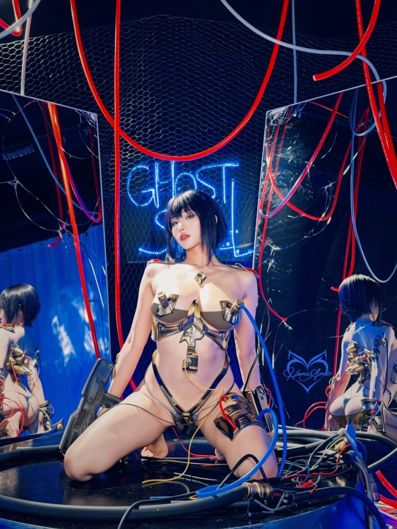 ghost in the shell motoko kusanagi cosplayi built the entire set myself... i know, it’s crazy!! (1)
