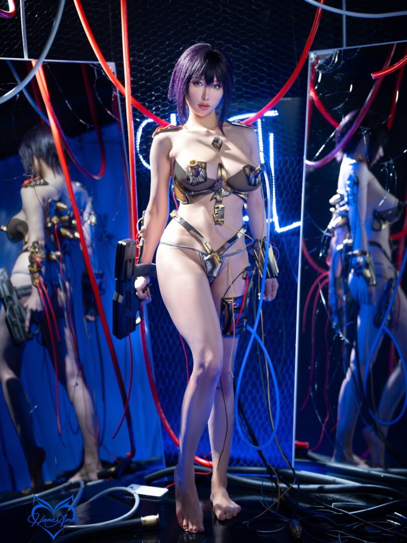ghost in the shell motoko kusanagi cosplayi built the entire set myself... i know, it’s crazy!! (3)